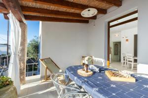 une salle à manger avec une table bleue et des chaises dans l'établissement Maestrale a pochi passi dal mare, à Santa Maria Navarrese