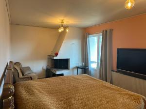 Televisyen dan/atau pusat hiburan di Stockholm City Room for digital Nomads Elegance & Comfort - Tryggt & Privat - Room3