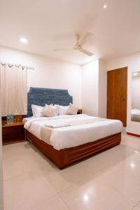 Schlafzimmer mit einem großen Bett und einer Decke in der Unterkunft hotel silver tree in Rajkot