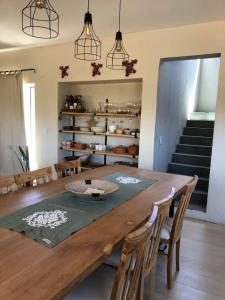 een eetkamer met een houten tafel en stoelen bij CUNCUMEN Caviahue in Caviahue