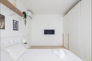 a bedroom with white walls and a white bed at Formigine - [Motor Valley-Homes] in Formigine