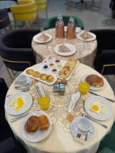 stół z talerzami śniadaniowymi. w obiekcie Hotel Warda w mieście Warzazat