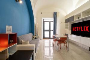 羅馬的住宿－San Lorenzo [10 min Colosseum taking M Manzoni]，客厅配有沙发和桌子