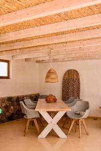 een eetkamer met een houten tafel en stoelen bij Casa Bagus in Lajares