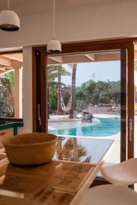 een kom op een tafel met uitzicht op een zwembad bij Casa Bagus in Lajares