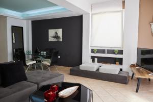 een woonkamer met een bank en een tafel bij Nur Villa in Karfás