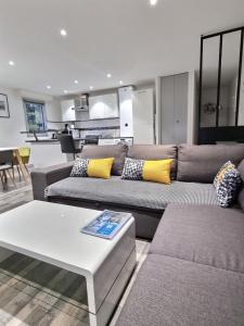 a living room with a couch and a table at Appartement T3 8eme Marselle St Anne Proche plage in Marseille