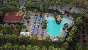 eine Aussicht auf einen Pool in einem Resort in der Unterkunft Prince Franklyn Hotel in Santa Maria di Castellabate