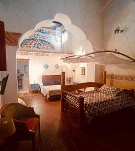 Zimmer mit einem Schlafzimmer mit einem Bett und einer Decke in der Unterkunft CASA SINNING-año1637 in Mompos