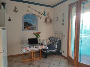 a living room with a desk with a laptop on it at PASSIONE MARINARA-Trilocale con ARIA CONDIZIONATA e Parcheggio a Marcelli in Numana
