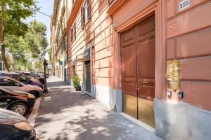 een straat met auto's aan de zijkant van een gebouw bij CASA DI SILVIA a PORTA PIA in Rome