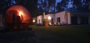 リヘンにあるSeeparkvillaの円形の家の夜景