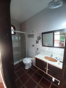 uma casa de banho com um WC, um lavatório e um chuveiro em Pousada Chez Moi em Cabo Frio
