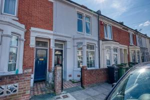 a row of brick houses on a street at Modern Townhouse 3-BR, Sleeps 8, Central Location by Blue Puffin Stays in Portsmouth