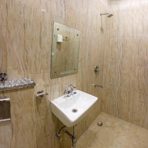 uma casa de banho com um lavatório e um espelho em Hotel NEU-NEST em Rishikesh