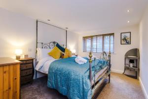 1 dormitorio con 1 cama grande y edredón azul en Stunning 4-bedroom Country House with Canal Views in Sandbach by HP Accommodation en Sandbach