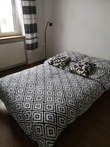 1 cama blanca y negra en un dormitorio en Apartament przy Jeżyckiej, en Poznan