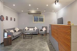 A television and/or entertainment centre at Bedcoin Hostel