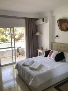 - une chambre avec un grand lit et un balcon dans l'établissement Estudio Torre de Andalucía, à Marbella
