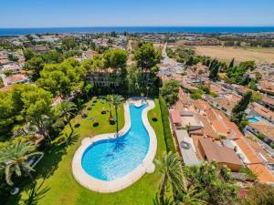 - une vue aérienne sur un complexe avec une piscine dans l'établissement Estudio Torre de Andalucía, à Marbella