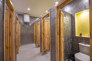 A bathroom at Bedcoin Hostel Még 37 kép