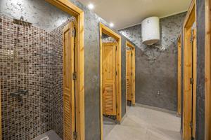 A bathroom at Bedcoin Hostel