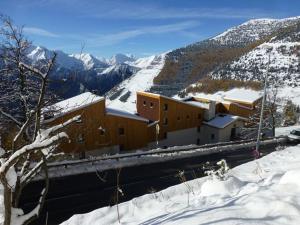 a building on top of a snow covered mountain at Appartement 2 pièces pour 4 pers avec balcon à l'Alpe d'Huez - FR-1-405-227 in LʼHuez