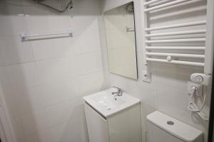 a white bathroom with a sink and a mirror at For You Rentals Coqueto y amplio Studio en el Barrio Quintana ALE141º in Madrid