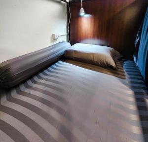 Noir Cafe And Hostel Chinatown Bangkok客房内的一张或多张床位
