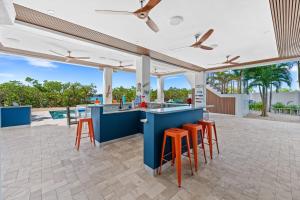 Luxury Seaside Escape ~ Heated Pool w Jacuzzi ~ Elevator ~ Dock ~ Scenic Views餐厅或其他用餐的地方