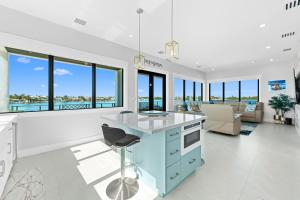 Luxury Seaside Escape ~ Heated Pool w Jacuzzi ~ Elevator ~ Dock ~ Scenic Views的电视和/或娱乐中心