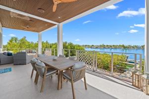 Luxury Seaside Escape ~ Heated Pool w Jacuzzi ~ Elevator ~ Dock ~ Scenic Views的阳台或露台