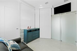 Luxury Seaside Escape ~ Heated Pool w Jacuzzi ~ Elevator ~ Dock ~ Scenic Views的电视和/或娱乐中心