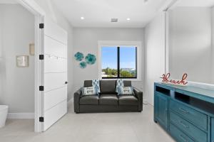 Luxury Seaside Escape ~ Heated Pool w Jacuzzi ~ Elevator ~ Dock ~ Scenic Views的休息区