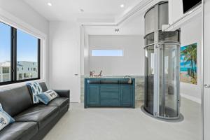 Luxury Seaside Escape ~ Heated Pool w Jacuzzi ~ Elevator ~ Dock ~ Scenic Views的电视和/或娱乐中心