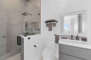 Luxury Seaside Escape ~ Heated Pool w Jacuzzi ~ Elevator ~ Dock ~ Scenic Views的一间浴室