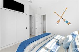 Luxury Seaside Escape ~ Heated Pool w Jacuzzi ~ Elevator ~ Dock ~ Scenic Views客房内的一张或多张床位