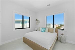 Luxury Seaside Escape ~ Heated Pool w Jacuzzi ~ Elevator ~ Dock ~ Scenic Views客房内的一张或多张床位