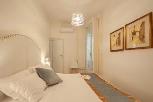 a bedroom with a large white bed in a room at Bargello - Flo Apartments in Florence