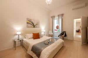 1 dormitorio con cama y sofá en Bargello - Flo Apartments, en Florencia
