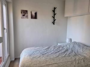 een slaapkamer met een bed en twee foto's aan de muur bij Shiba aan zee in Middelkerke