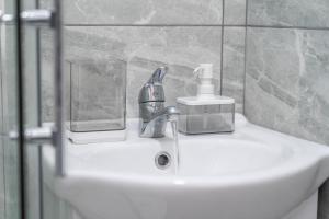 バーミンガムにあるSky Rooms One Bedroom Modern Studio Apartment 3の洗面台(蛇口、石鹸ディスペンサー付) +2枚の写真