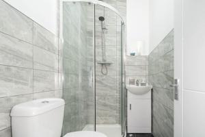 バーミンガムにあるSky Rooms One Bedroom Modern Studio Apartment 3のシャワー、トイレ、洗面台を備えたバスルーム