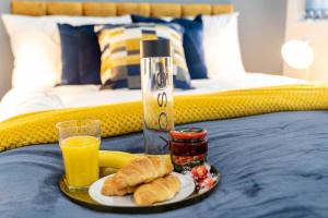 バーミンガムにあるSky Rooms One Bedroom Modern Studio Apartment 3のベッドの上に皿を盛り付けた食品