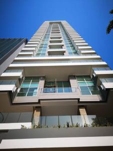 um edifício alto com muitas janelas em Edificio Murano Elite Apartamento 3 habitaciones- Hermosa vista al mar em Cartagena das Índias