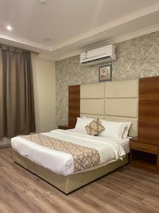 a bedroom with a large bed in a room at سكون سويت للشقق الفندقية in Hail