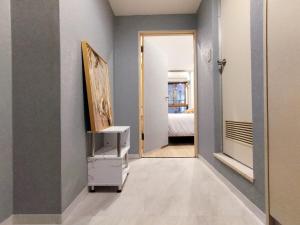 a hallway with a room with a painting on the wall at S21新宿最中心 東新宿站5分-Shinjuku center 5 mins to Station, Max 3P 直达新宿 涉谷 表参道 池袋 上野 代代木 银座 原宿 in Tokyo
