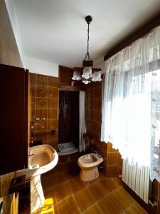 a bathroom with a tub and a toilet and a sink at A COLLODI IO & MAMMA in Collodi