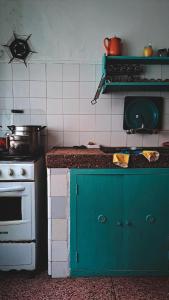 a kitchen with a green cabinet and a stove at Casa Agni in Treinta y Tres