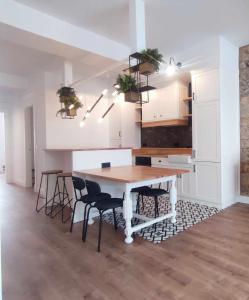 uma cozinha com mesa e cadeiras num quarto em Calle Real con patio em Ferrol